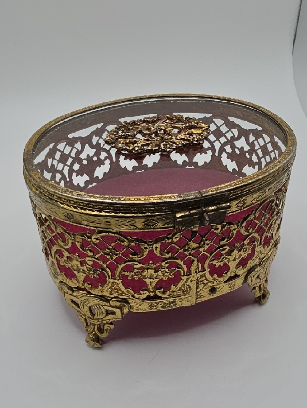 VINTAGE Hollywood Regency Lidded Jewelry Casket with Floral Medallion on the Lid - Picture 4 of 14